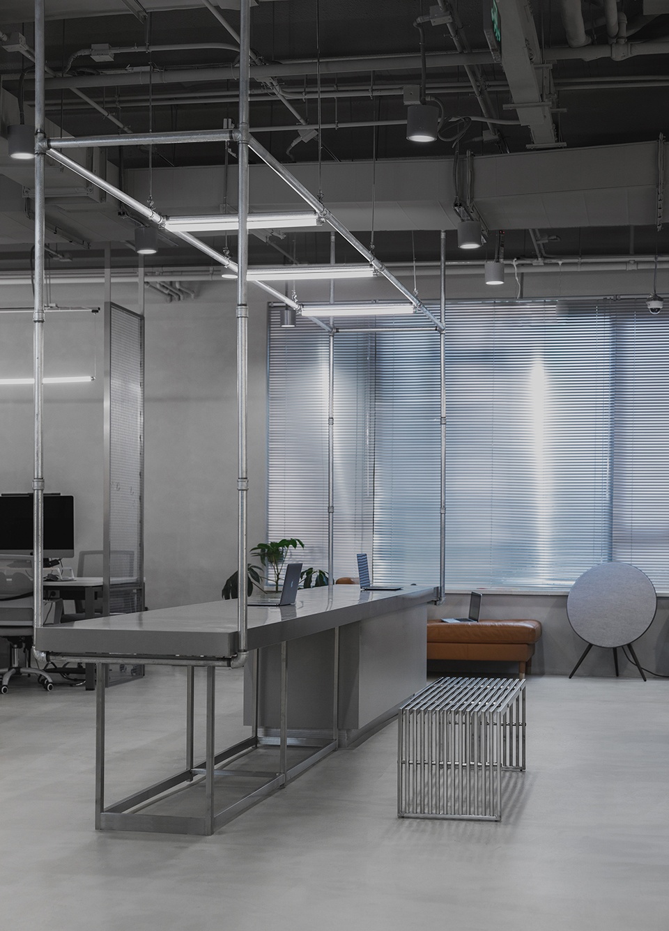 辦公室裝修設(shè)計,粗狂的線條走進(jìn)工業(yè)之美！(圖5)